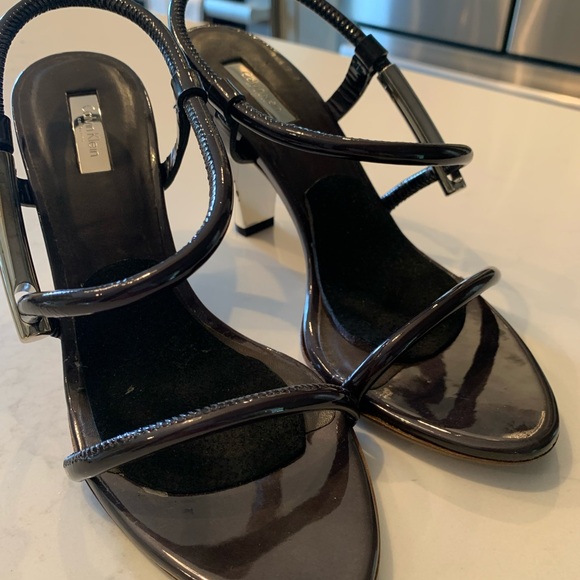 Calvin Klein Collection black patent leather 2.75 heel sandal. Size 37 (7) - Picture 9 of 9